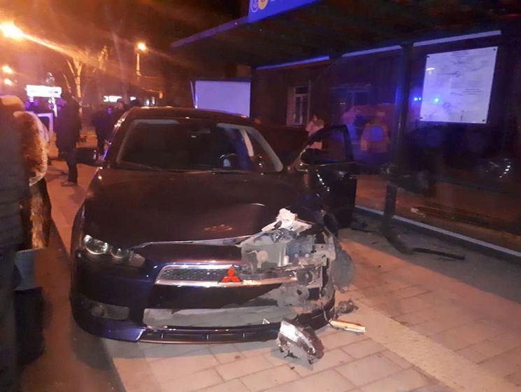 В Мариуполе автомобиль въехал в остановку, есть пострадавшие – полиция