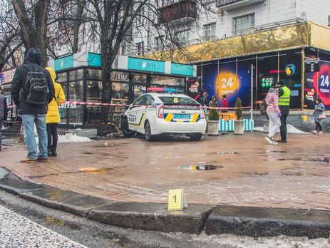 ﻿У центрі Києва поліцейські збили пішохода і врізалися в кафе 