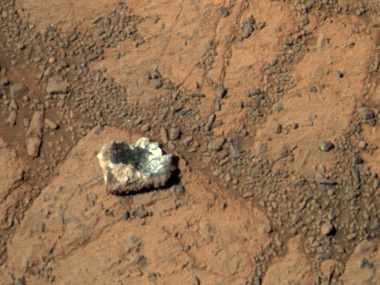 На снимках Марса обнаружили исчезающий камень