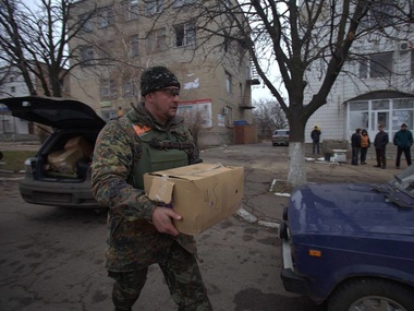 СНБО: Украинские военные раздали продукты ветеранам войны и инвалидам в Марьинке