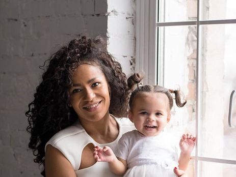 Гайтана с дочерью надела одинаковые платья для благотворительного аукциона