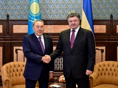Назарбаев предложил Порошенко помощь в ускорении мирного процесса на Донбассе