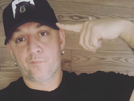 Потап приложился к груди Тины Кароль на снимке