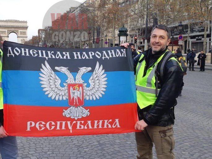 Один из развернувших флаг "ДНР" в Париже "желтых жилетов" заявил, что является гражданином России