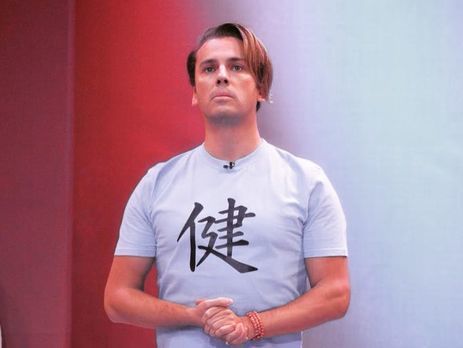 ﻿Галкін показав, як їсть на ніч удома на кухні