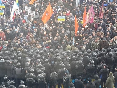 Митингующие пытались прорваться в здание Рады. Видео