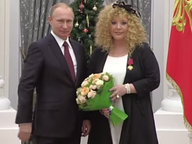 Пугачева напомнила Путину о мире во время вручения государственных наград. Видео