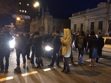 Митингующие под Радой перекрыли улицу Грушевского