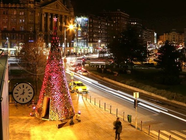 В Будапеште установили елку из дров. Фоторепортаж