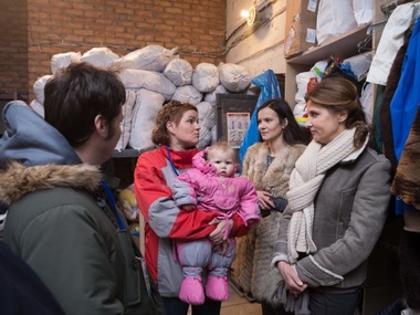 Марина Порошенко посетила волонтерский центр "Каждый может помочь". Фоторепортаж
