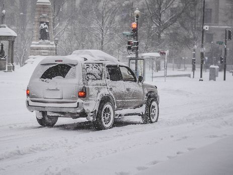 ﻿Снігопад у Києві. У КМДА не відкинули можливості закриття шкіл, для вантажівок обмежили в'їзд у столицю