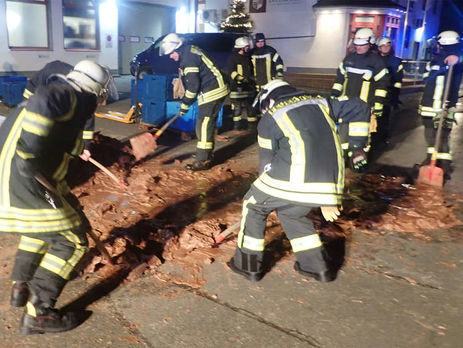 В Германии из-за аварии на фабрике на улицу вылилось около тонны молочного шоколада