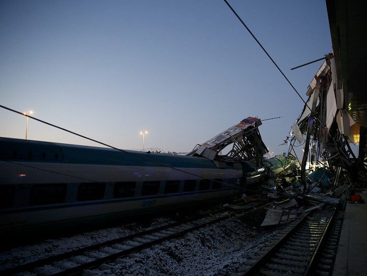 В Анкаре пассажирский поезд врезался в путепровод, минимум четверо погибших