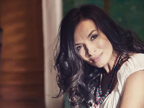 Мейхер перед камерой прочитала собственное стихотворение