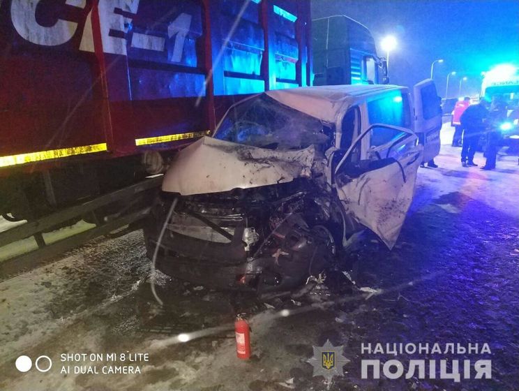 Во Львовской области грузовик столкнулся с микроавтобусом, госпитализировали семь человек
