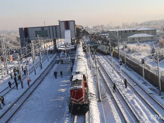 В Анкаре пассажирский поезд сошел с рельсов в результате аварии. Видео