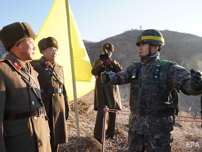 Солдаты КНДР и Южной Кореи впервые пересекли границу, чтобы пожать друг другу руки