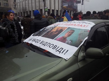 Машины с георгиевскими ленточками окружили Автомайдан на Европейской площади в Киеве