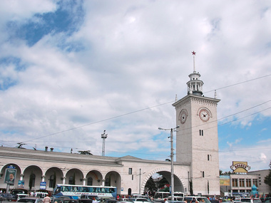 На вокзале в Симферополе люди требуют возврата денег за несостоявшиеся поездки