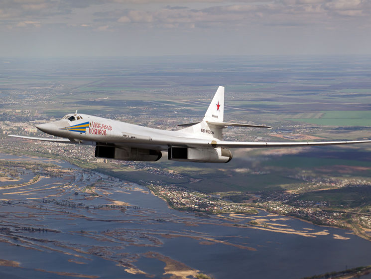 В минобороны РФ назвали "дилетантским" сравнение российского бомбардировщика Ту-160 с музейным экспонатом