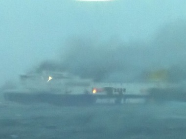 Шторм мешает эвакуировать людей из горящего судна у берегов Италии