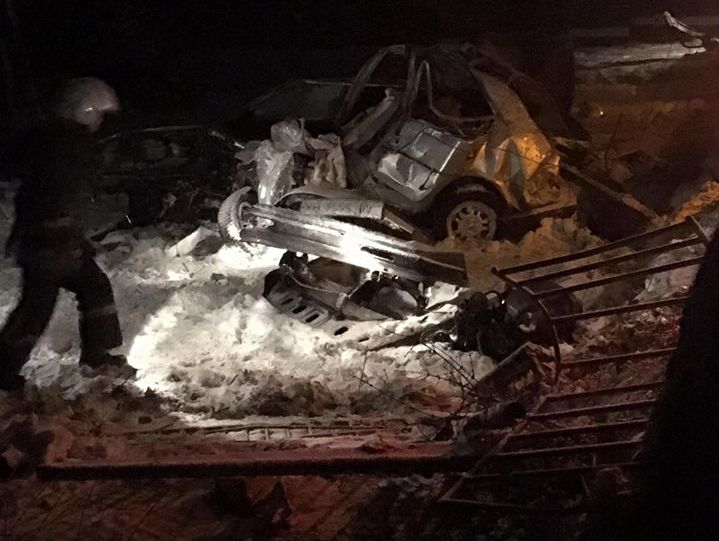Во Львовской области в результате столкновения пассажирского автобуса с легковым автомобилем погибли четыре человека