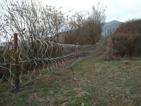В Закарпатье вдоль границы установили колючую проволоку для борьбы с контрабандой. Фоторепортаж