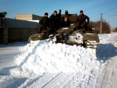 Снежные завалы на юге Украины убирает военная техника. Фоторепортаж