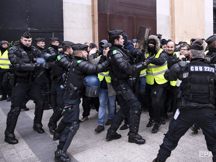Полиция в Париже задержала 179 человек на протестах "желтых жилетов"