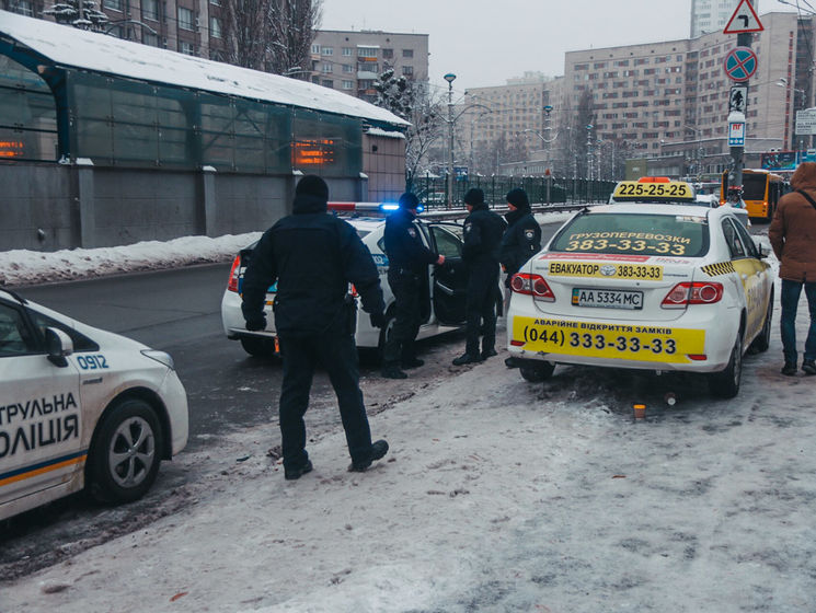 В Киеве мужчина с удостоверением подполковника СБУ угнал такси и угрожал водителю пистолетом