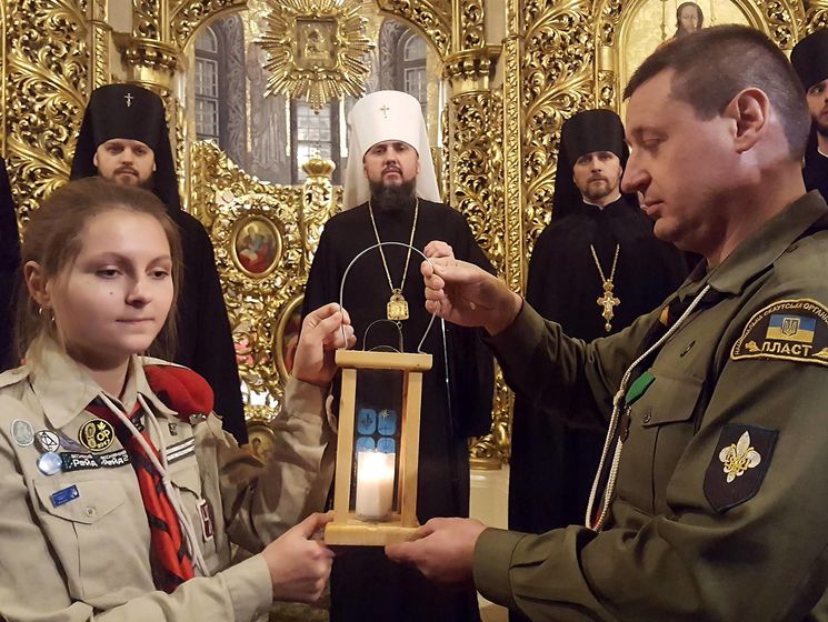 Украинские пластуны передали митрополиту Епифанию Вифлеемский огонь мира