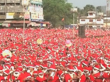 Новый рекорд Гиннесса: В Индии одновременно собрались 18 тысяч Санта-Клаусов