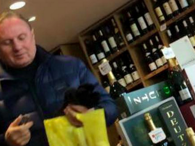 СМИ: Ефремова заметили за покупкой дорогих вин на альпийском курорте