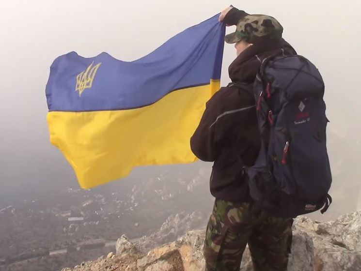 В оккупированном Крыму развернули флаг Украины в поддержку захваченных РФ украинских моряков. Видео