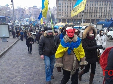 Евромайдановцы в наручниках и с заклеенными ртами пикетируют Банковую. Фоторепортаж