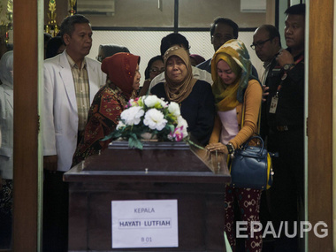 В Индонезии похоронили первую жертву крушения рейса QZ8501