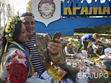 Соцопрос: Украинцы хотят мира на Донбассе и достатка