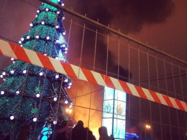 В центре Харькова сгорел деревянный навес в кафе "Нью Хата". Трое посетителей пострадали