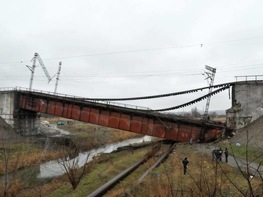 В Мариуполе продолжают ремонтировать взорванный мост
