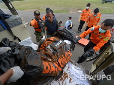 В зоне крушения самолета AirAsia спасатели обнаружили четыре крупных обломка