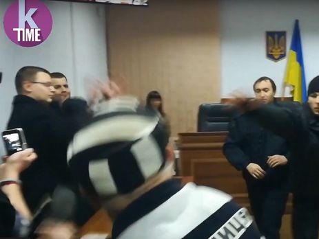 ﻿На засіданні суду прибічник Савченко кинув черевик у прокурора. Відео