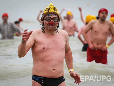 В традиционном новогоднем купании в Северном море приняли участие около пяти тысяч бельгийцев. Фоторепортаж