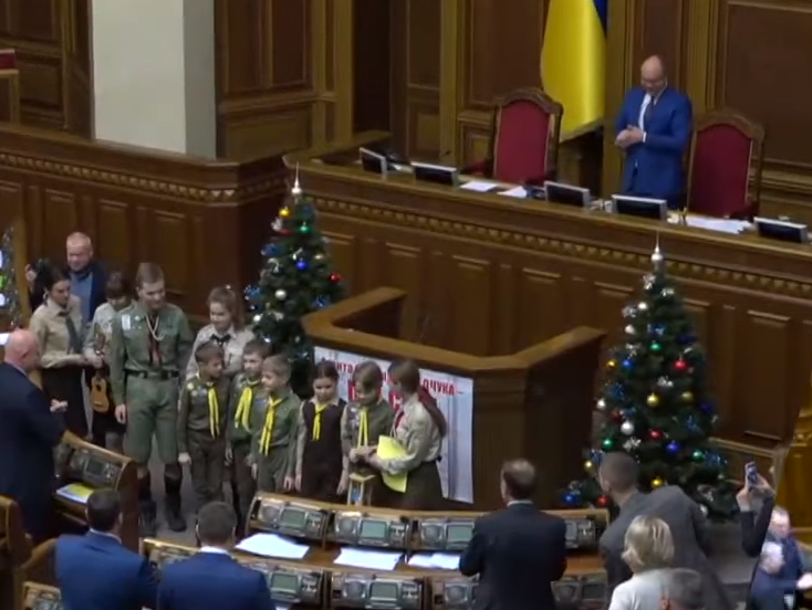 ﻿Українські пластуни принесли до Верховної Ради Вифлеємський вогонь миру. Відео