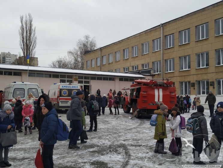 ﻿У школі в Одеській області учениця розпорошила газовий балончик, постраждало четверо дітей 