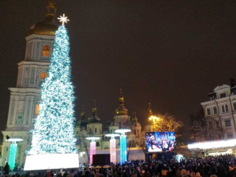 В Киеве зажгли главную елку Украины. Видео