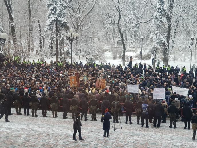 Под Радой митингуют сторонники УПЦ Московского патриархата