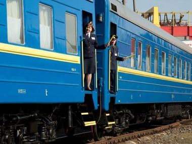 СМИ: Львовская милиция снимает отпечатки пальцев у мужчин, прибывших на мариупольском поезде