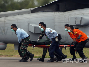 СМИ: Возможно, найден хвост самолета  AirAsia с черными ящиками