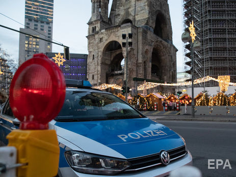 В Германии автомобиль въехал в автобусную остановку, погиб один человек