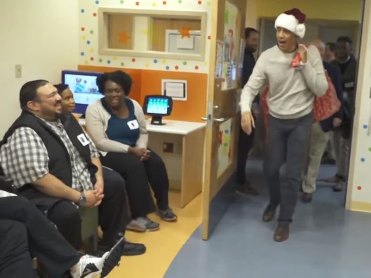 Обама нарядился Санта-Клаусом, чтобы поздравить пациентов и сотрудников детской больницы. Видео